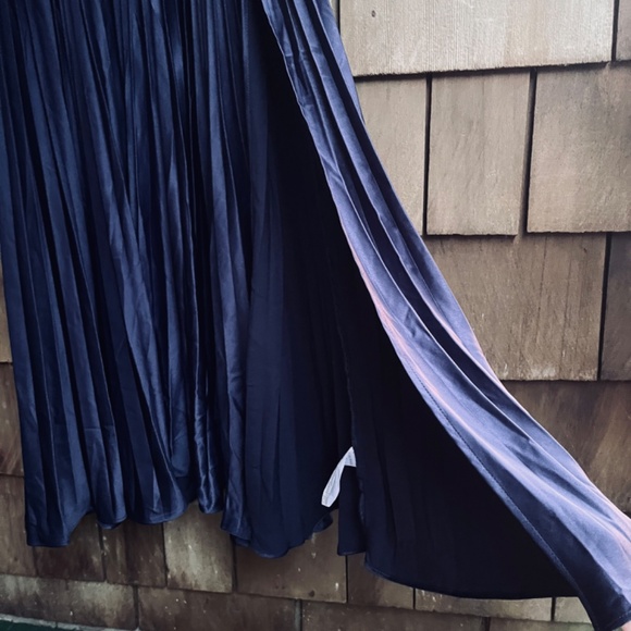 Adelyn Rae M Pleated Satin V-Neck Long Sleeve Midi Satin Navy Blue Dress - Picture 6 of 14